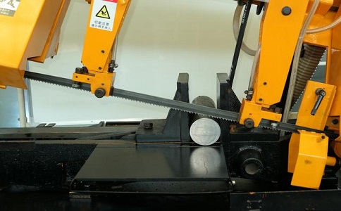 信宜数控带锯床自动送料精度会出现偏差吗？